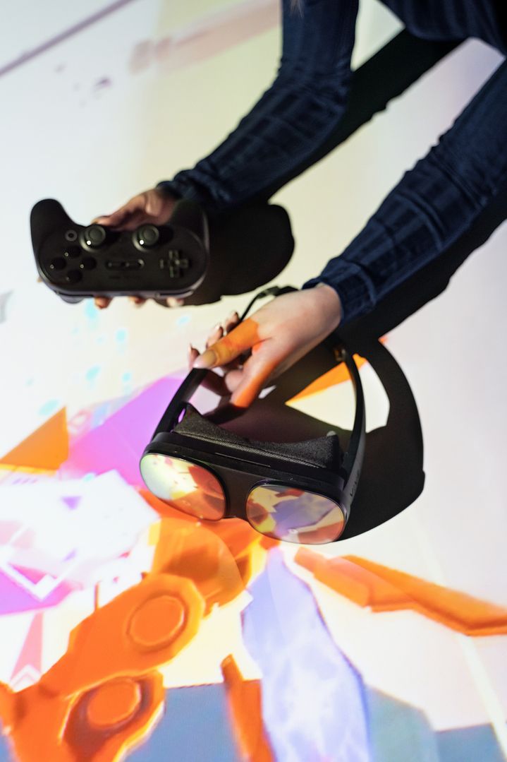 Ellada Kaufhold con las gafas de realidad virtual de holoride puestas y un mando en la mano.