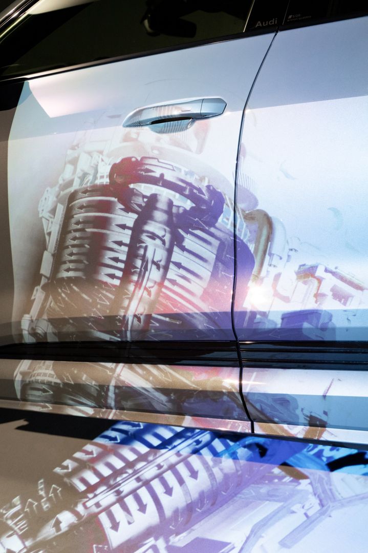 Eine Animation des E-Antriebs ist auf den Audi SQ8 e-tron projiziert.