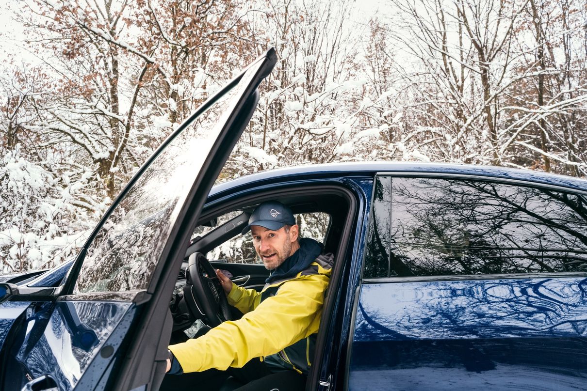 Portrait de Sebastian Copeland dans son Audi e-tron. 