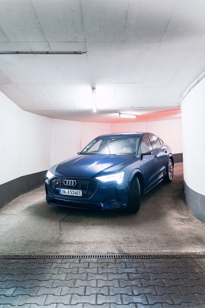 Vue avant de l'Audi e-tron de S. Copeland tandis qu'elle pénètre dans le garage. 