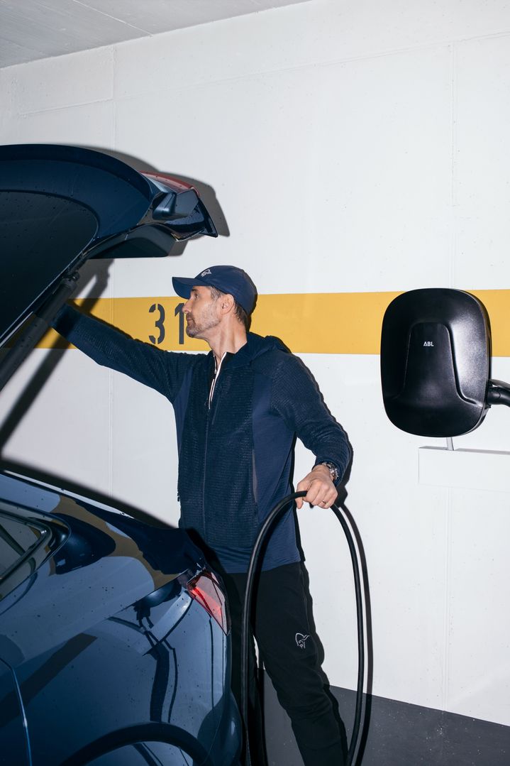 S. Copeland branche son Audi e-tron à la station de recharge domestique dans son garage.