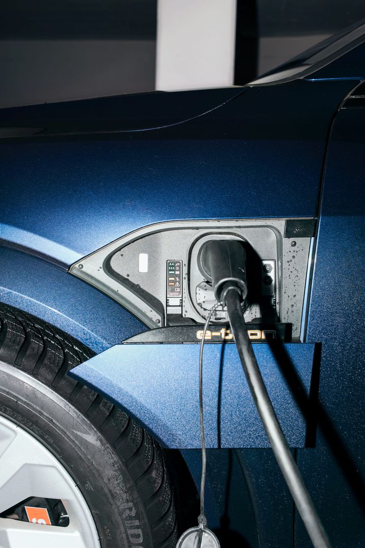 Gros plan sur la prise de recharge de l'Audi e-tron. 