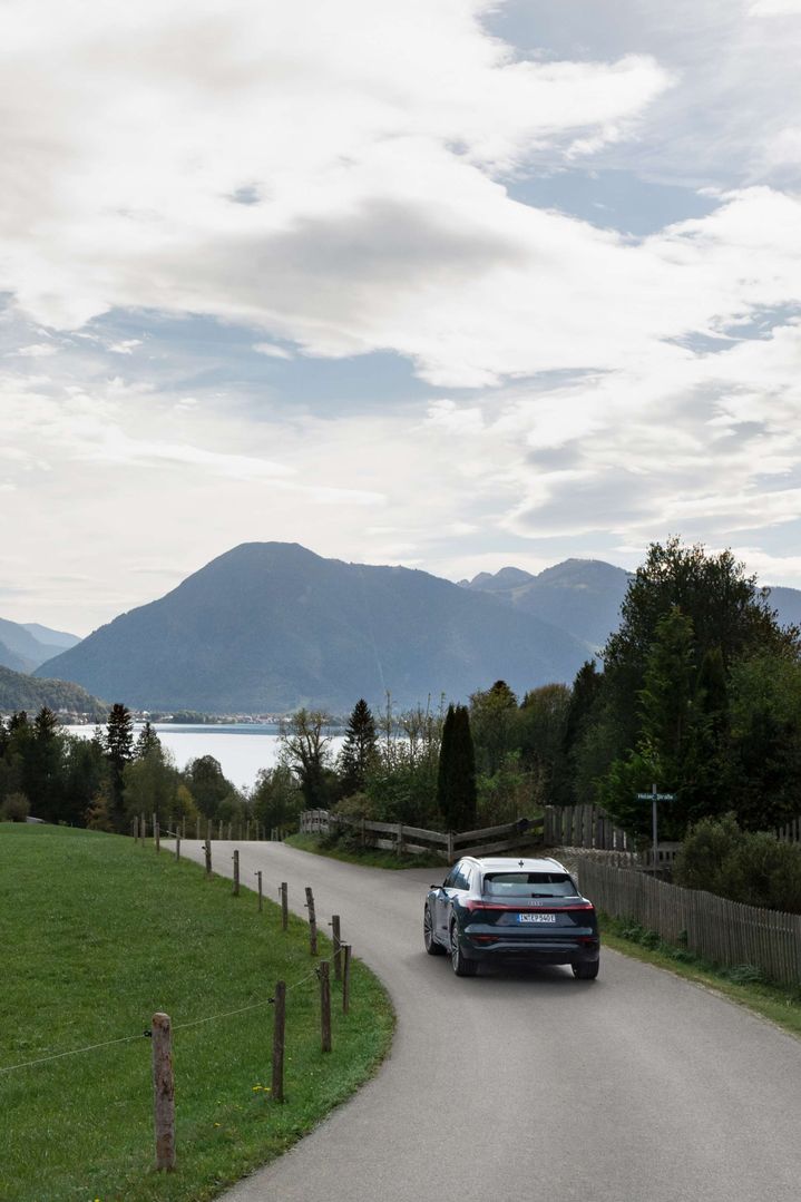Der Audi Q8 e-tron fährt durch die Landschaft.