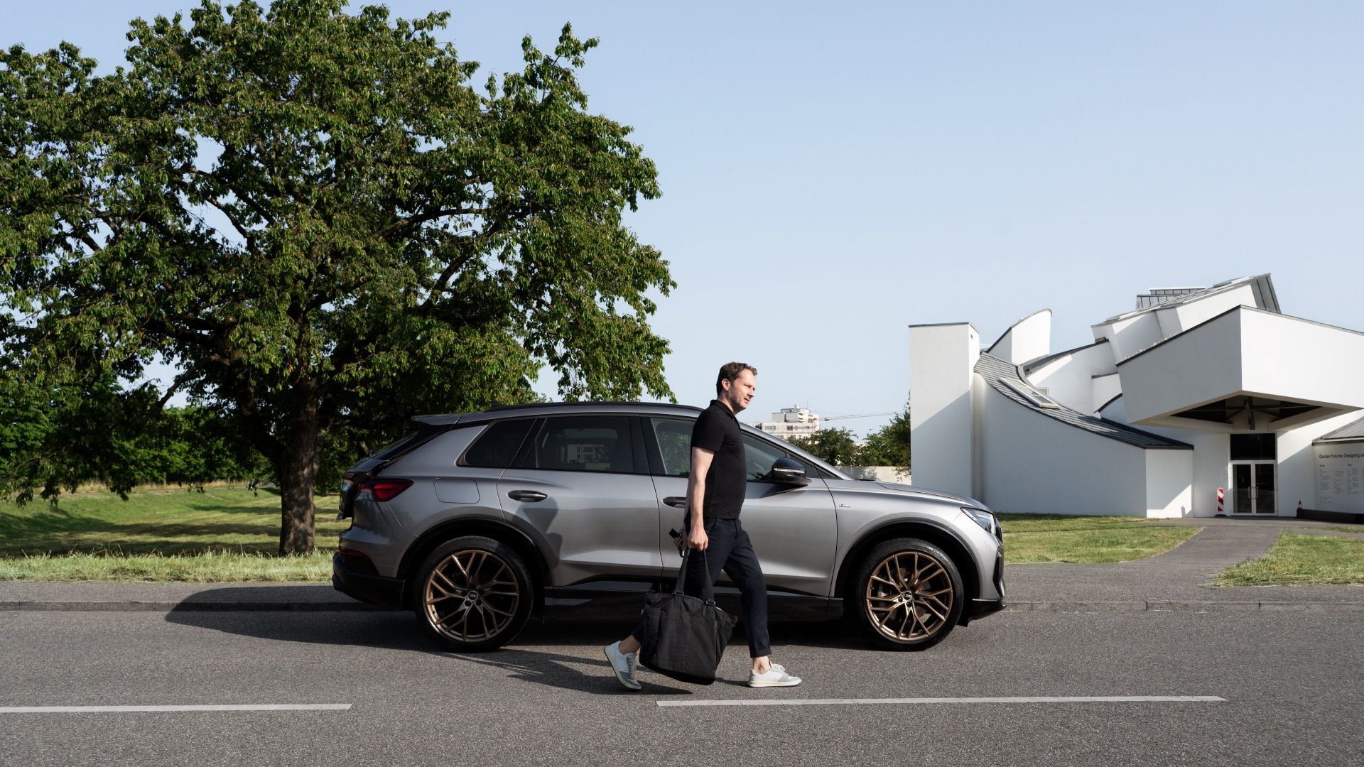 Mateo Kries et l'Audi Q4 e-tron devant le Vitra Design Museum.