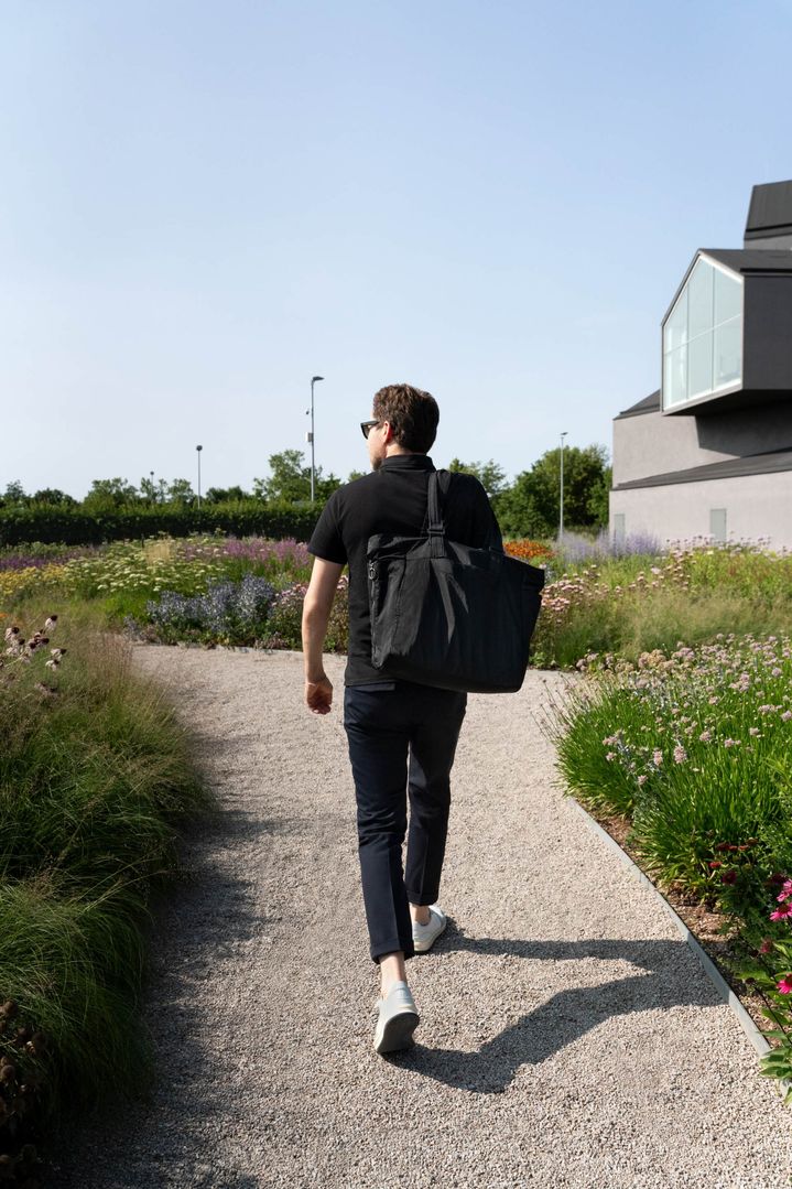 Mateo Kries 步行穿过位于 Vitra 馆区内由 Piet Oudolf 设计的花园。