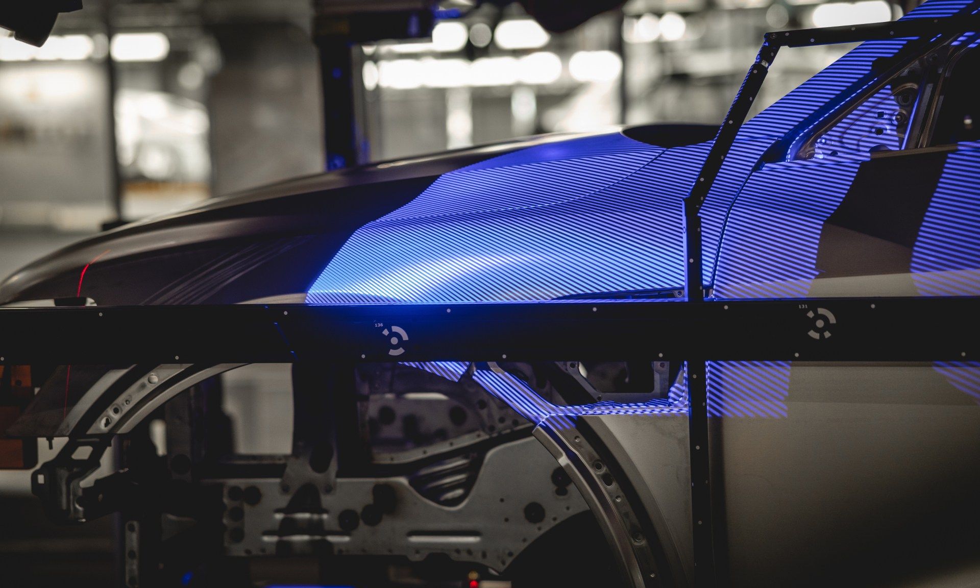 Un laser scanne la carrosserie d'une Audi Q8 e-tron.
