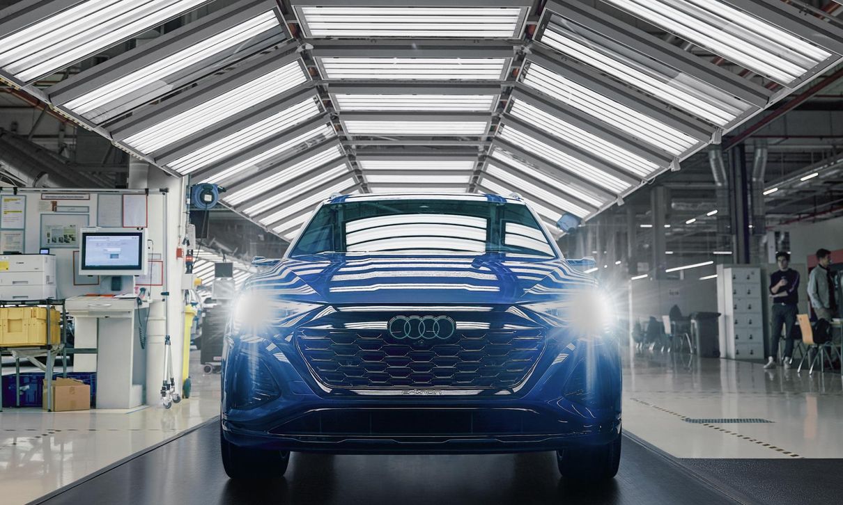 Audi Q8 e-tron pronta a essere sottoposta al controllo qualità.