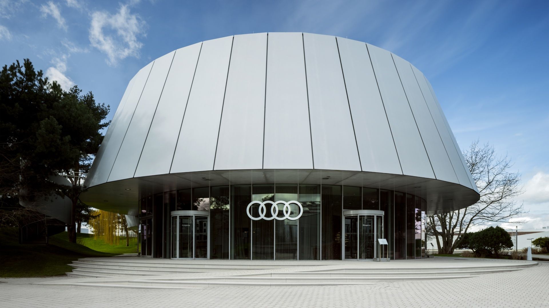 Vista esterna dell'Audi House of Progress nell'Autostadt di Wolfsburg.