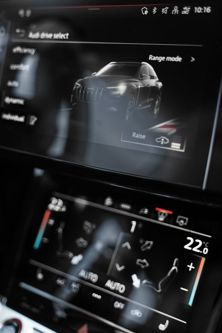 奥迪 SQ8 Sportback e-tron 驾驶舱内的显示屏画面