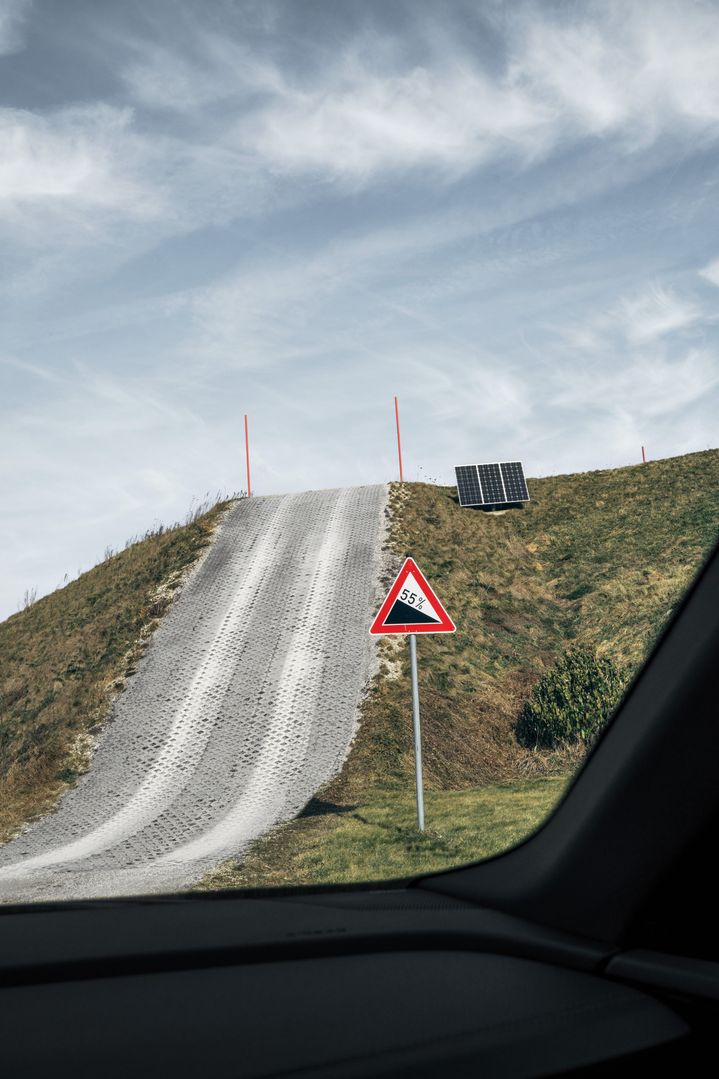 Vooraanzicht van de Audi SQ8 Sportback e-tron bij het naderen van een heuvel.