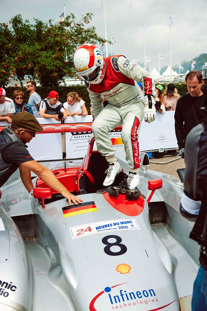 Tom Kristensen salta al puesto de conducción de un Audi R8 LMP1.
