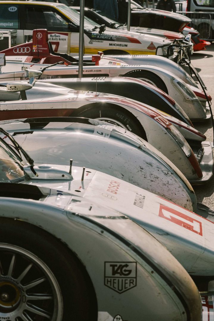 Varios vehículos de carreras Audi.
