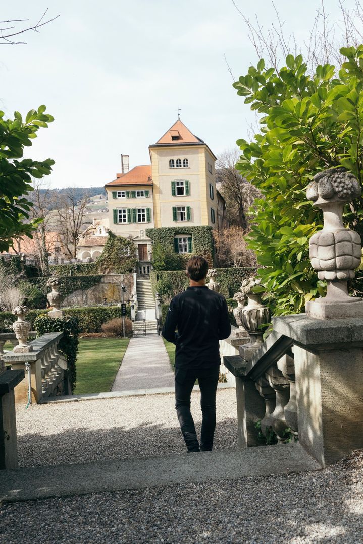 站在 Schloss Schauenstein 前的 Andreas Caminada