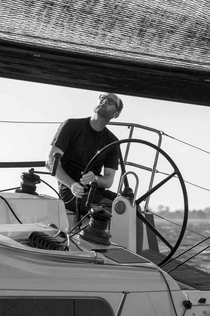 Marc Lichte pilotando un velero.