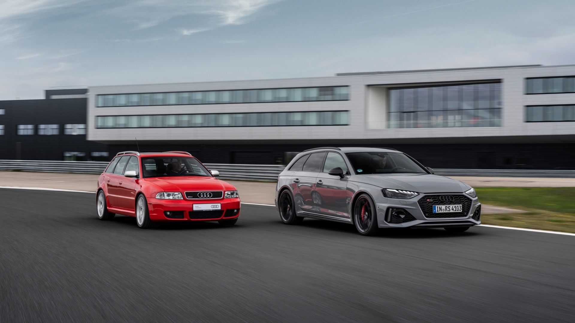 Un Audi RS 4 (B5) y un modelo Audi RS actual circulan en un circuito de competición.