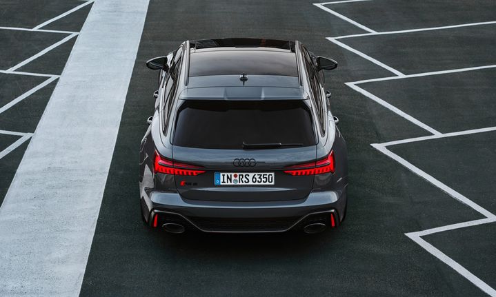 Bird’s eye view on the rear of the Audi RS 6 Avant performance.
