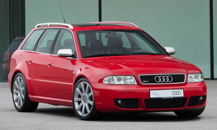 Vue avant de l'Audi RS 4 sortie en 1999.