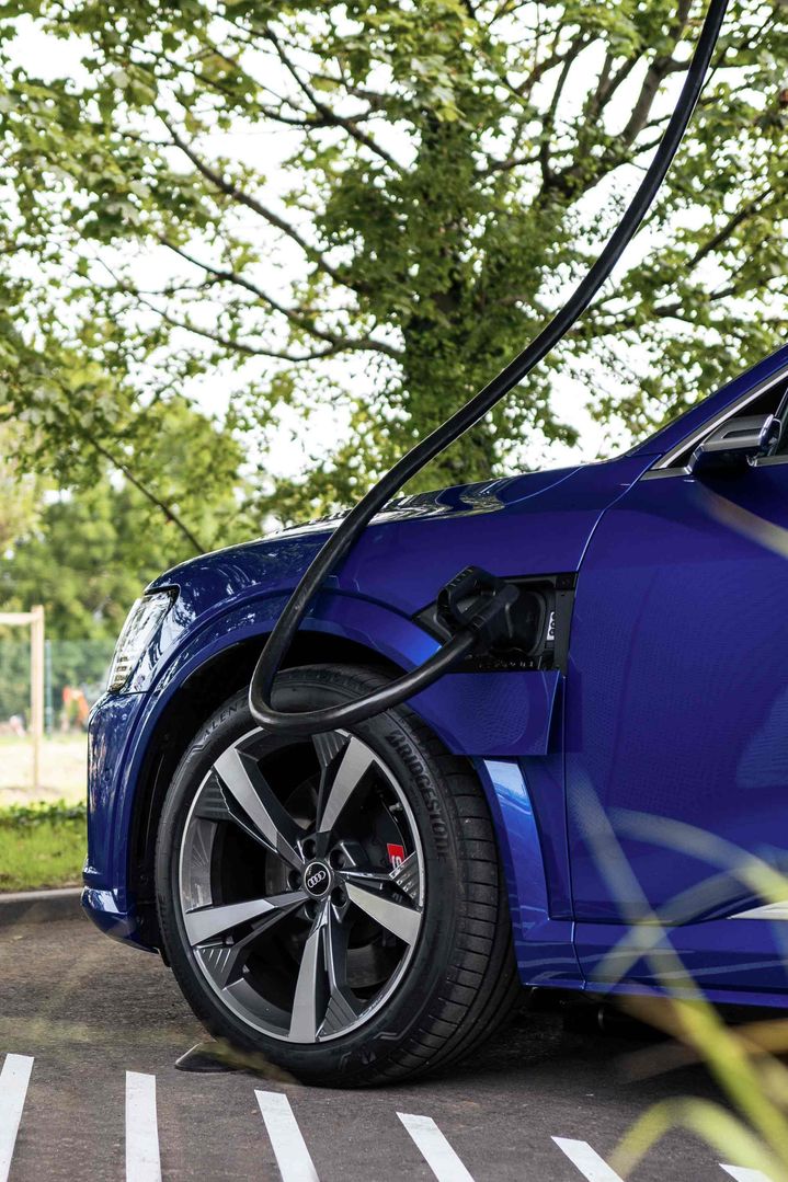 Prise de recharge sur l'Audi SQ8 Sportback e-tron.