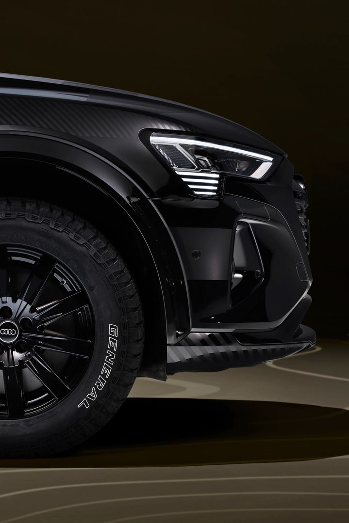 Close-up of the front axle and lateral front of the Audi Q8 e-tron edition Dakar.