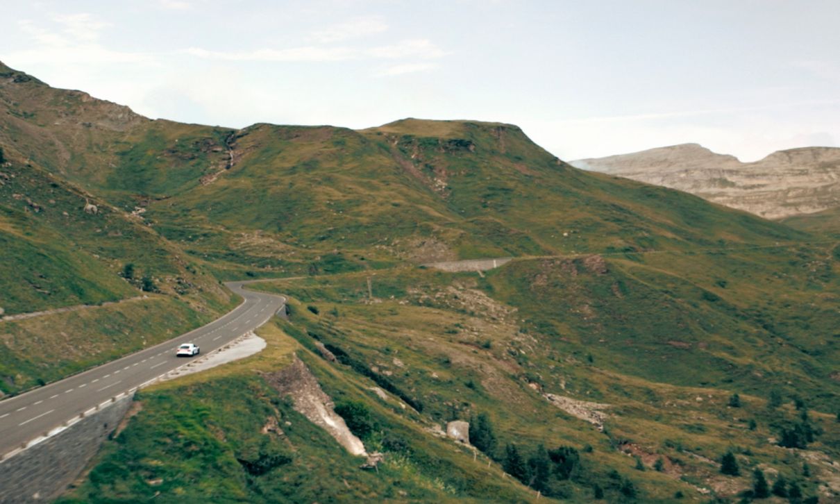 El Audi RS e-tron GT ice race edition atravesando un paisaje montañoso.