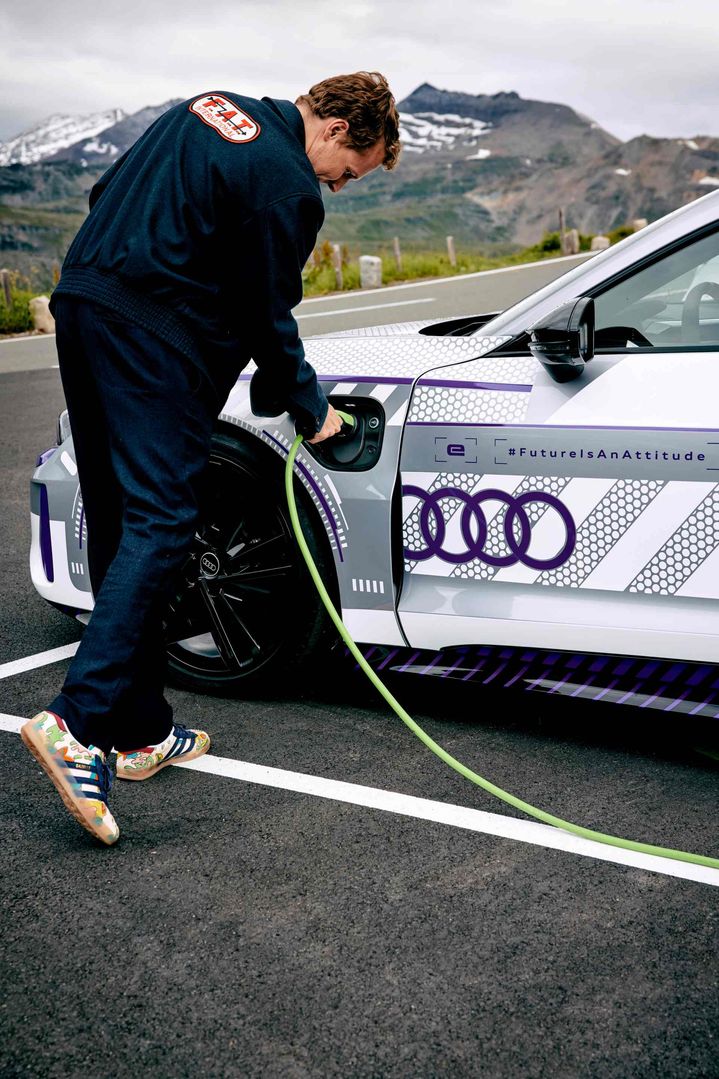 Ferdinand Porsche connecte l'Audi RS e-tron GT ice race edition sur une station de recharge.