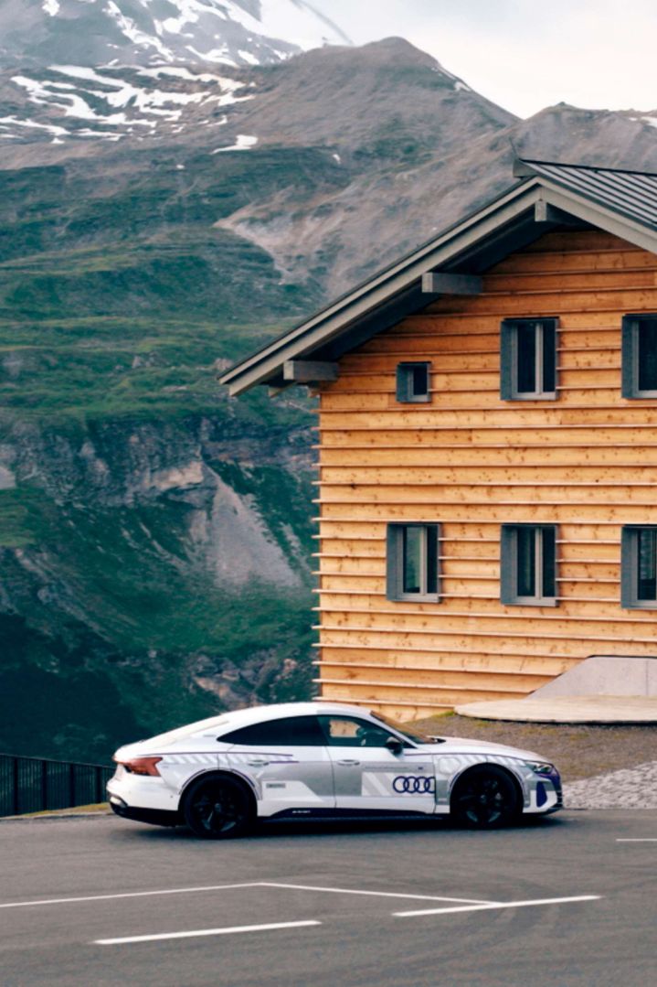 Audi RS e-tron GT Ice Race Edition parcheggiata davanti al Mankei Hütte.