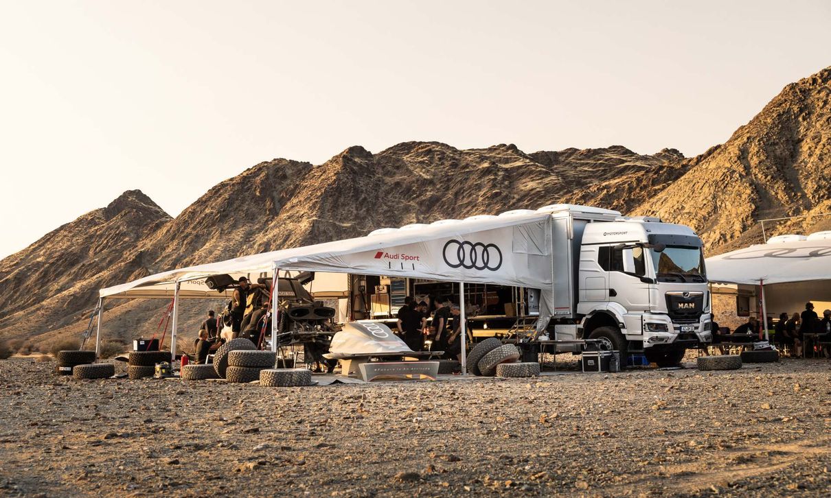 Banden en auto's in het basiskamp van Audi tijdens de testfase in Saoedi-Arabië.