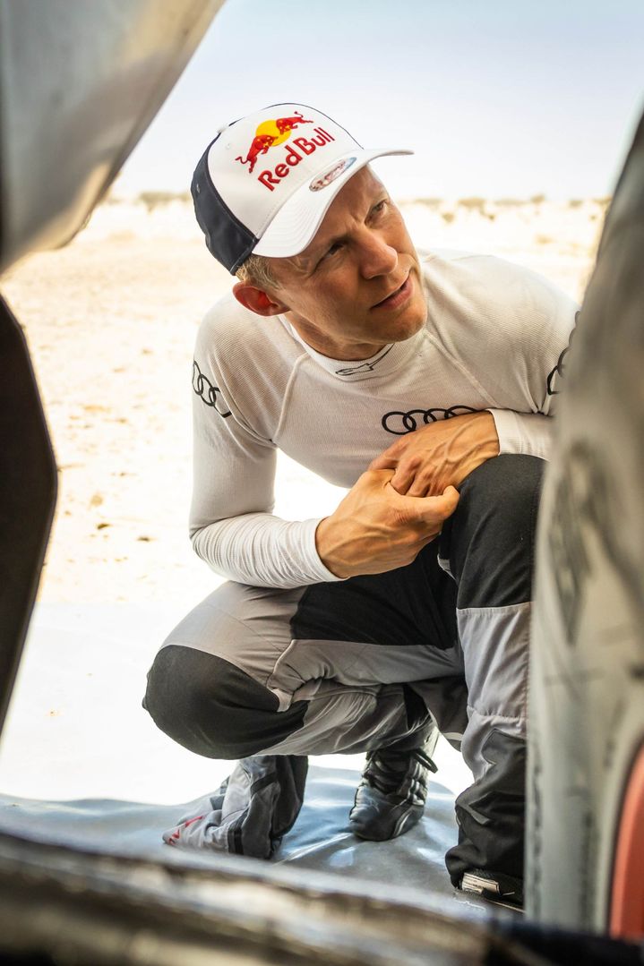 Mattias Ekström inspecte un détail de l'Audi RS Q e-tron.