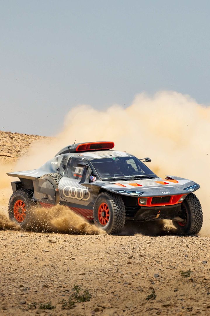 De Audi RS Q e-tron tijdens de race in de woestijn.