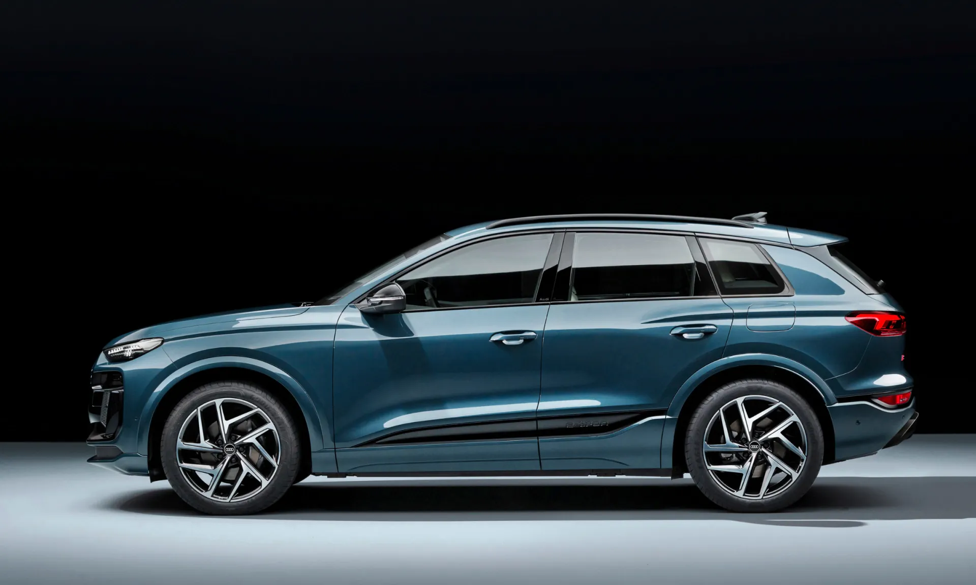 Side view of the new Audi Q6 e-tron.